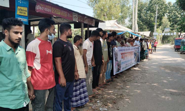 প্রেমের দায়ে কারাগারে যুবক, মুক্তির দাবিতে গ্রামবাসীর মানববন্ধন