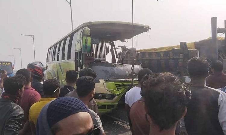 মাদারীপুরে বাস-ট্রাক সংঘর্ষে নিহত ৩