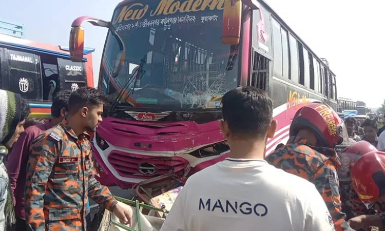 ফরিদপুরে বাস চাপায় অটোরিকশার ৩ যাত্রী নিহত