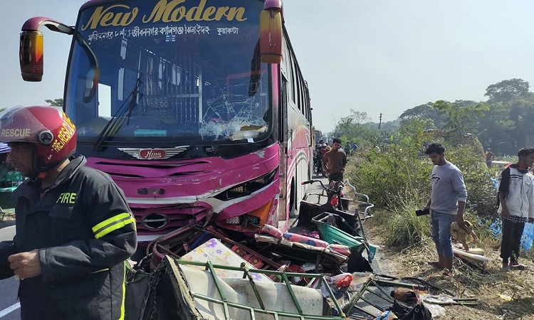 ভাঙ্গায় বাসচাপায় নিহত বেড়ে ৪