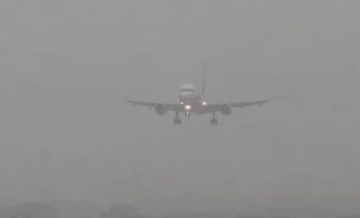 ঘন কুয়াশায় ঢাকায় নামতে পারেনি ৮ ফ্লাইট