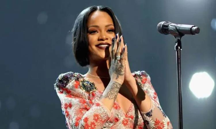 পপ তারকা রিয়ানার বাড়িতে বন্দুক হামলা