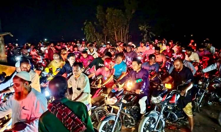 তেলের গাড়ি আসার খবরে ফিলিং স্টেশনে শত শত বাইকের সারি