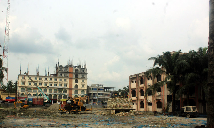 ঝিনাইদহ শহরে একমাত্র শিশুপার্ক ভেঙে নির্মাণ করা হচ্ছে বহতল ভবন