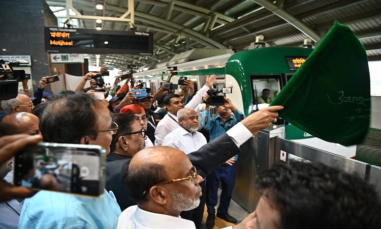 শুক্রবার বিকালে রাজধানীর আগারগাঁও স্টেশনে এমআরটি লাইন ৬ এর পরীক্ষামূলক যাত্রার উদ্বোধন অনুষ্ঠানে সড়ক পরিবহন ও সেতুমন্ত্রী ওবায়দুল কাদের। গার্ডের সবুজ পতাকা নেড়ে ট্রেন ছাড়ার অনুমতি দেন তিনি। এ অনুষ্ঠানের পর দেশের প্রথম এ মেট্রোরেলের আগারগাঁও থেকে মতিঝিল পর্যন্ত অংশের পরীক্ষামূলক যাত্রা শুরু হয়।