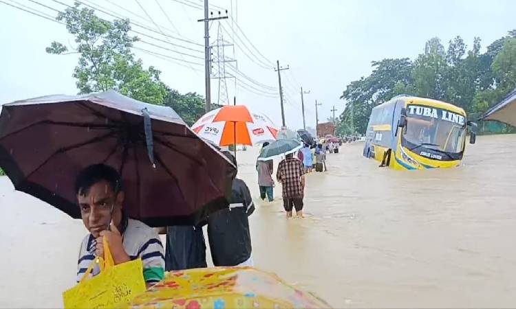 টানা বর্ষণ ও জোয়ারের পানির কারণে চট্টগ্রাম কক্সবাজার মহাসড়কের সাতকানিয়ার কেরানীহাট এলাকার মহাসড়ক ও এর আশপাশের ঘর বাড়ী পানিতে ডুবে গেছে। বানভাসী মানুষের দুর্ভোগের শেষ নেই।