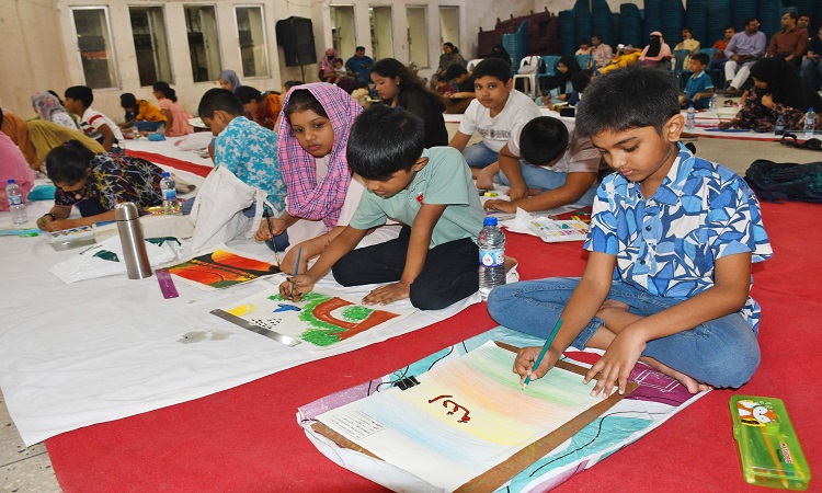 জাতীয় প্রেসক্লাব প্রতিষ্ঠাবার্ষিকী উপলক্ষে শুক্রবার শিশু আনন্দমেলার প্রথম দিনে চিত্রাংকন প্রতিযোগিতা ও লুডু খেলা অনুষ্ঠিত হয়।