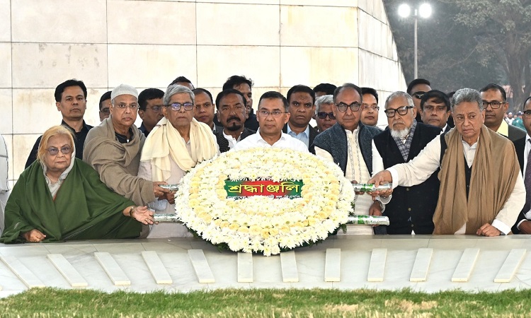 দেড় যুগ পর বাবা শহীদ রাষ্ট্রপতি জিয়াউর রহমানের সমাধির সামনে দাঁড়ালেন বিএনপির ভারপ্রাপ্ত চেয়ারম্যান তারেক রহমান; জলভরা চোখে বাবার জন্য মোনাজাত করলেন তিনি। লন্ডনে ১৭ বছর নির্বাসিত জীবন কাটিয়ে দেশে ফেরার পরদিন শুক্রবার বিকেলে রাজধানীর জিয়া উদ্যানে জিয়াউর রহমানের সমাধিতে যান তারেক রহমান। বিএনপির কেন্দ্রীয় নেতাদের সঙ্গে নিয়ে দলের প্রতিষ্ঠাতার প্রতি ফুল দিয়ে শ্রদ্ধা জানানোর পর দোয়া ও মোনাজাত করেন।