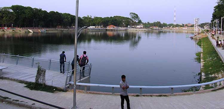 মাদারীপুরের শকুনি লেক নজর কাড়ে