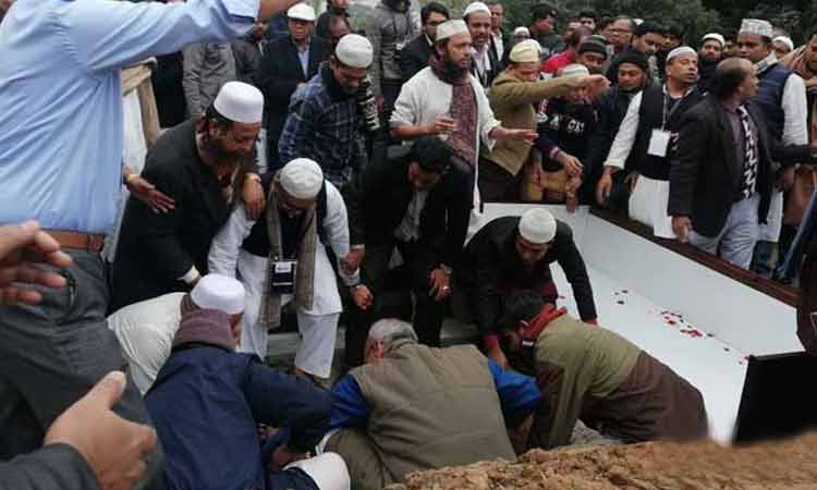 স্ত্রীর কবরে শায়িত হলেন স্যার ফজলে হাসান আবেদ