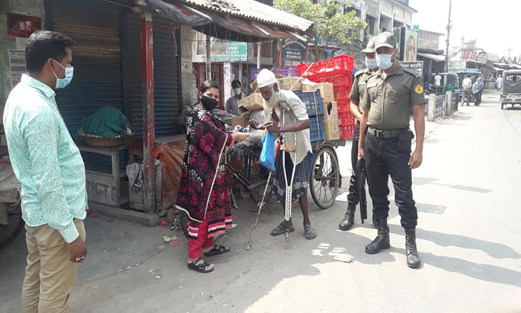 দৌলতপুরে সরকারি নির্দেশানা অমান্য করায় ১৩ জনকে অর্থদণ্ড