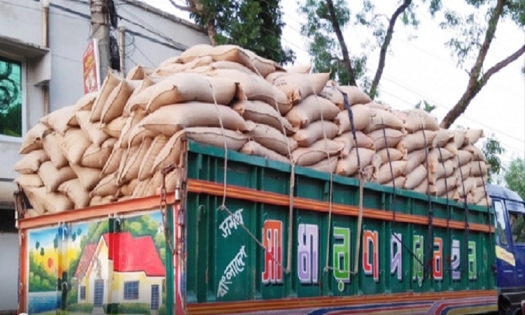 দিনাজপুর থেকে চট্রগ্রাম যাওয়ার পথে চালবোঝাই ট্রাক উধাও