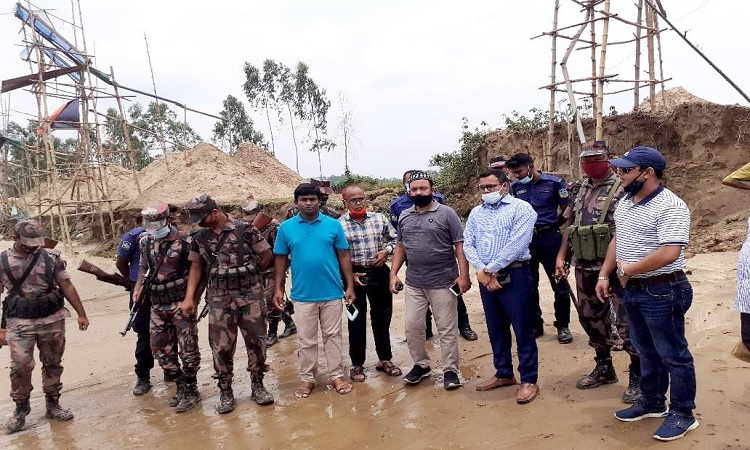 ঝিনাইগাতীতে অবৈধ বালু উত্তোলন বন্ধে খননযন্ত্র ধ্বংস