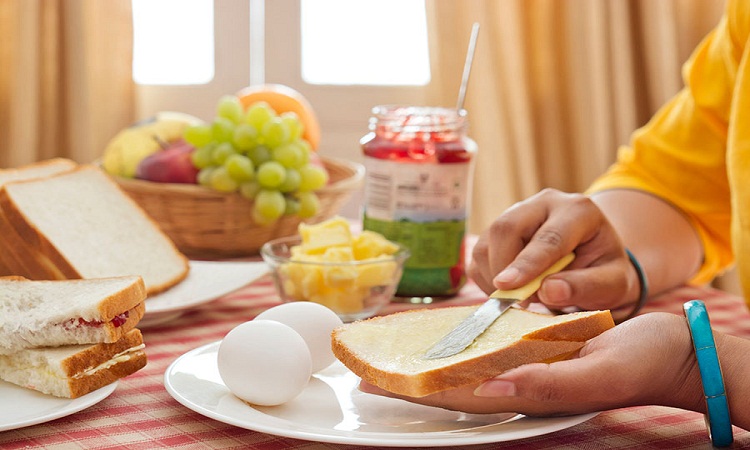 মেয়েদের বিশেষ যে খাবারগুলো প্রয়োজন