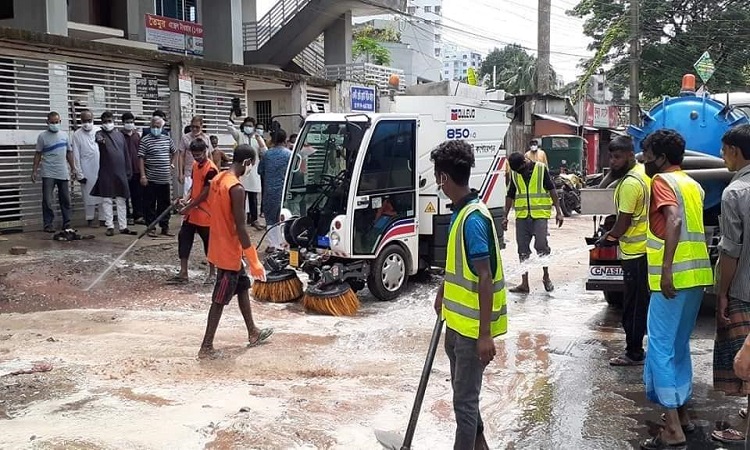 ময়মনসিংহে পশুর বর্জ্য অপসারণে ব্যস্ত সিটি করপোরেশন