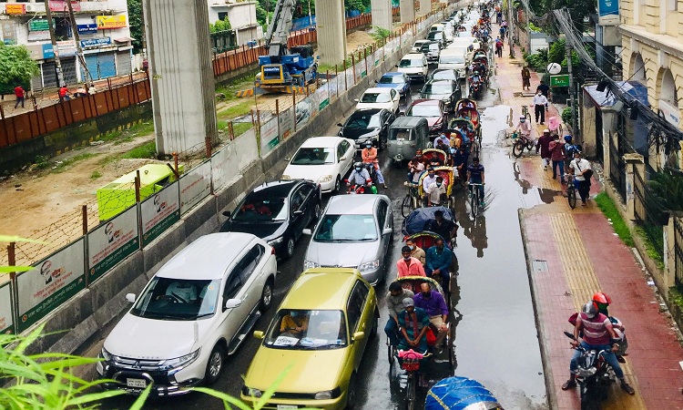 ব্যক্তিগত গাড়ি ও রিকশার দখলে রাজধানী