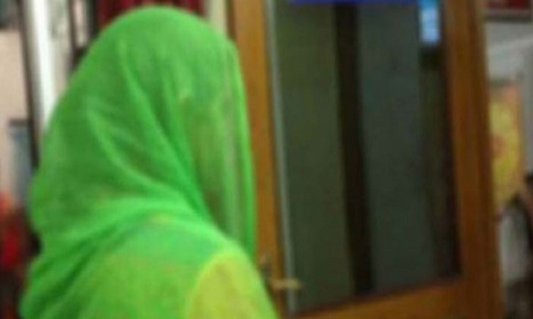 বিষের বোতল হাতে তরুণীর অনশন, লাপাত্তা প্রেমিক
