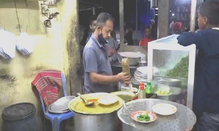 ঝাল মুড়ি বিক্রি করে স্বাবলম্বী হক সাহেব