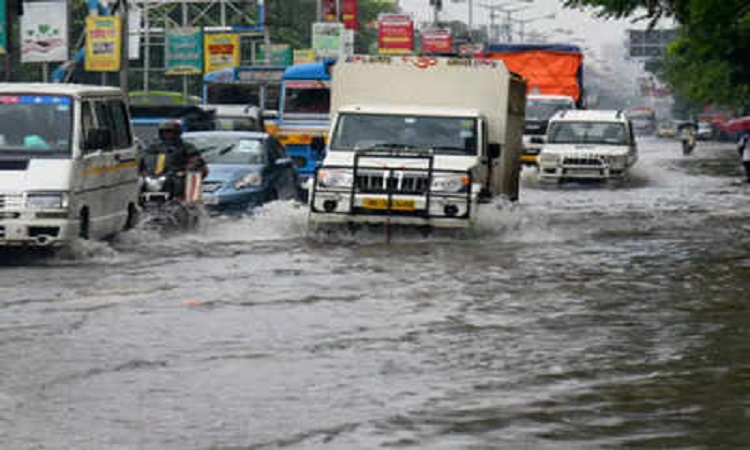 প্রবল বৃষ্টিতে ডুবে গেছে কলকাতা