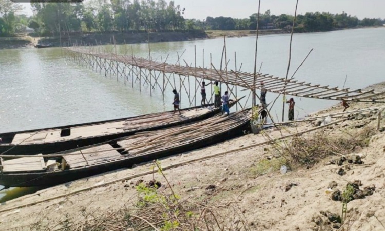 বাঁশের ব্রিজ তৈরিতে ব্যস্ত খেয়াঘাটের মালিকরা