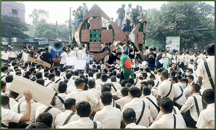 নটর ডেম শিক্ষার্থীদের স্লোগানে উত্তাল গুলিস্তান