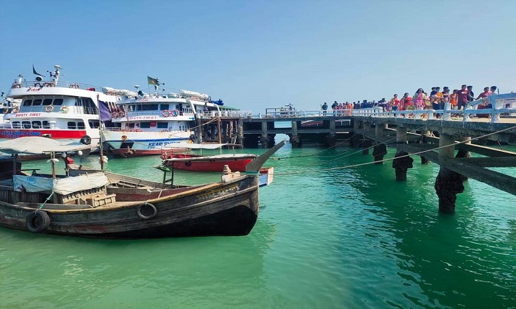 জাওয়াদে উত্তাল সমুদ্র, টেকনাফ-সেন্টমার্টিন নৌপথে জাহাজ চলাচল বন্ধ