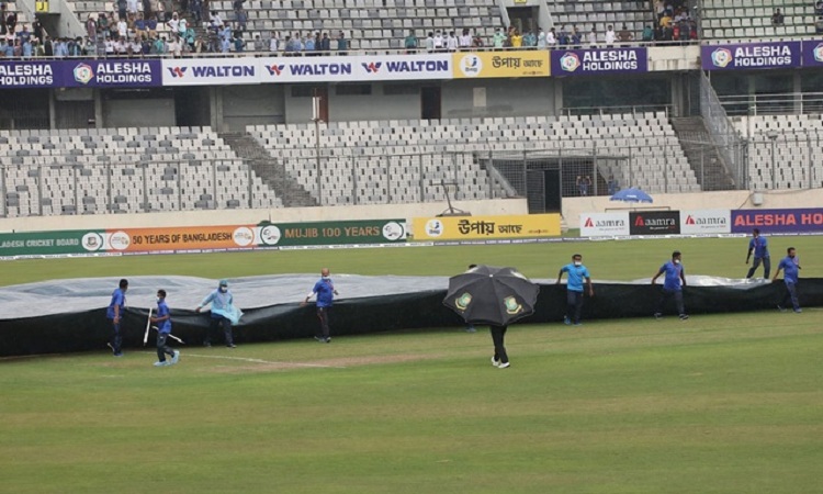 বৃষ্টির কারণে খেলা শুরু হতে দেরি