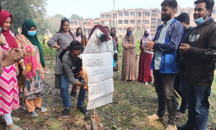 শাবিপ্রবি উপাচার্যের বক্তব্যের প্রতিবাদে মানববন্ধন ও কুশপুত্তলিকা দাহ