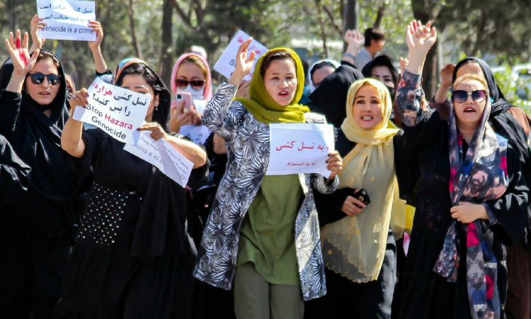 শিক্ষাপ্রতিষ্ঠানে বোমা হামলার প্রতিবাদে আফগান নারীদের বিক্ষোভ
