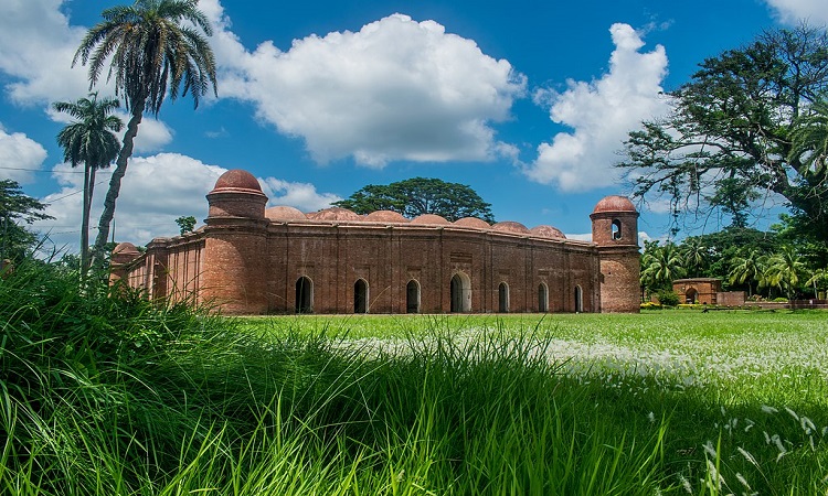 নির্মাণশৈলী আর সৌন্দর্যে নজরকাড়া ষাটগম্বুজ মসজিদ