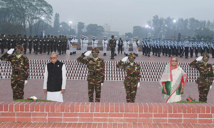 জাতীয় স্মৃতিসৌধে রাষ্ট্রপতি-প্রধানমন্ত্রীর শ্রদ্ধা