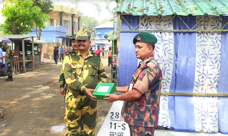 হিলি সীমান্তে বিজিবি-বিএসএফ মিষ্টি দিয়ে শুভেচ্ছা বিনিময়