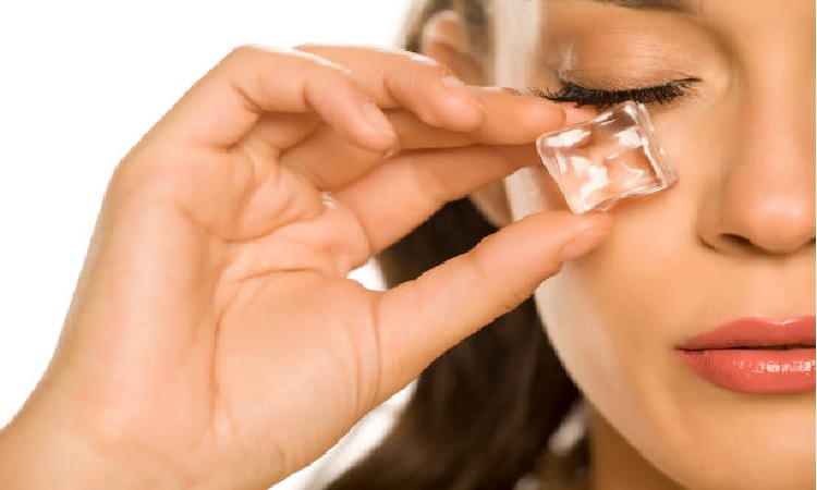 বাইরে যাওয়ার আগে মুখে বরফ ঘষেন? এই অভ্যাসে ত্বকের যে ক্ষতি