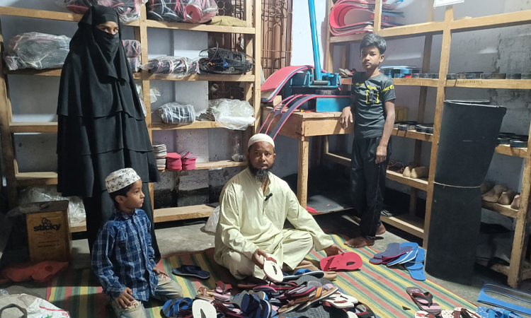 পেশা বদলে জুতার কারখানায় সফল মজনু সরকার