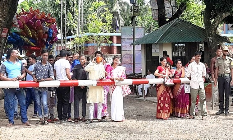 হিলি সীমান্তে ঈদ আনন্দ ভাগ করতে স্বজনদের ভিড়
