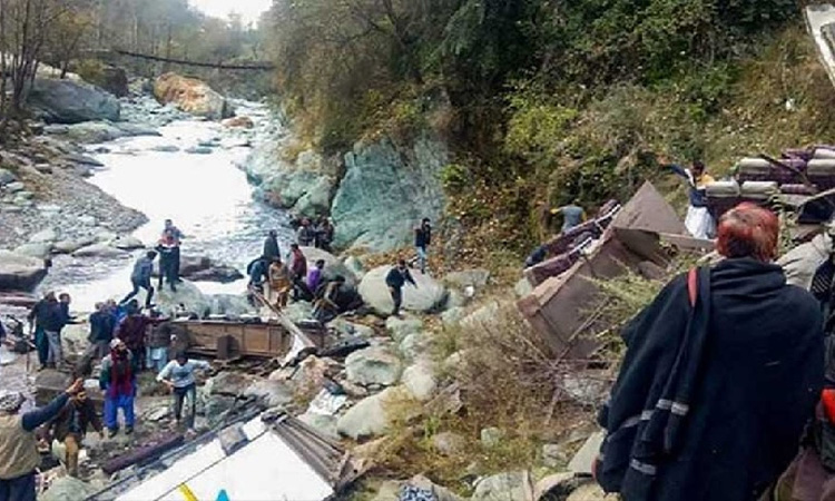 কাশ্মীরে গাড়ি খাদে পড়ে নিহত ৬