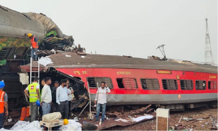 ভারতে ভয়াবহ ট্রেন দুর্ঘটনায় নিহত বেড়ে ২৩৩, আহত ৯০০