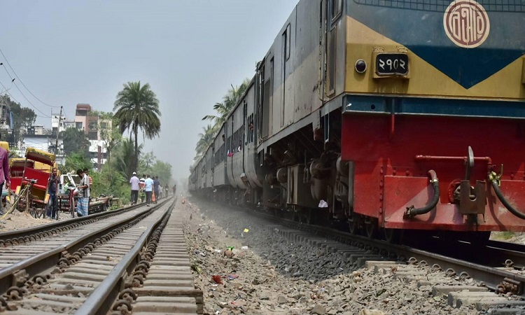 তেজগাঁয়ে ট্রেনে কাটা পড়ে যুবকের মৃত্যু