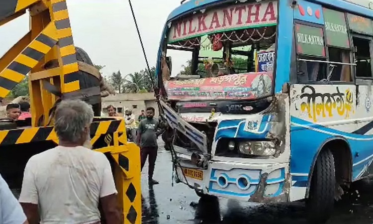 দুর্ঘটনার শিকার ট্রেন দুর্ঘটনায় আহতদের বহনকারী বাস