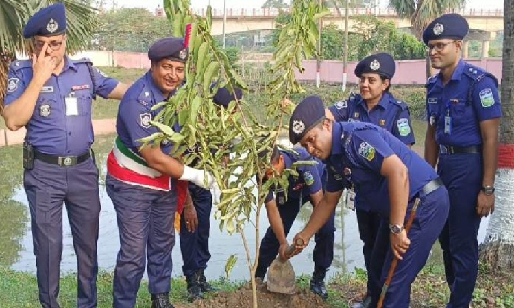 ভালুকা মডেল থানা পরিদর্শন করেন জেলা পুলিশ সুপার