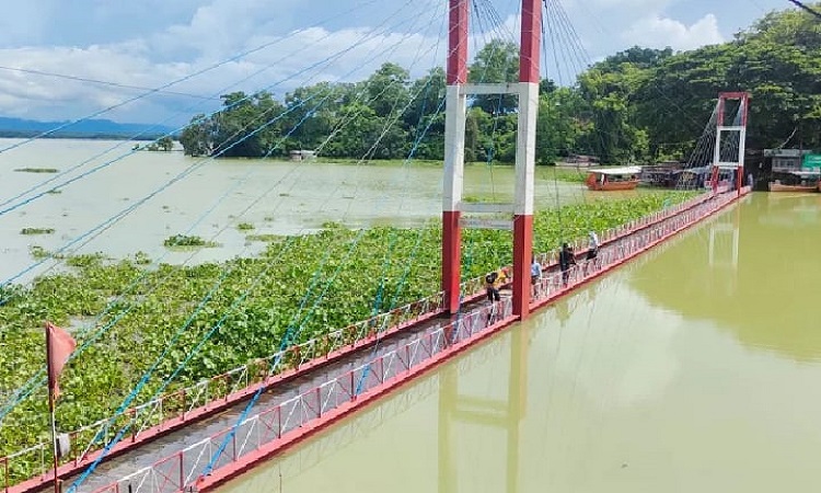 ডুবে গেছে রাঙ্গামাটির ঝুলন্ত সেতু, পর্যটকদের চলাচলে নিষেধাজ্ঞা