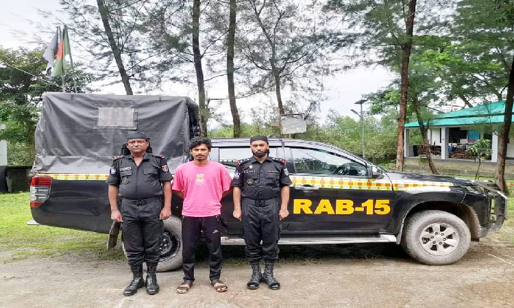 টেকনাফ ৭২১ বোতল গ্র্যান্ড রয়েল ব্ল্যাক, ৩২৪ ক্যান বিয়ার জব্দ