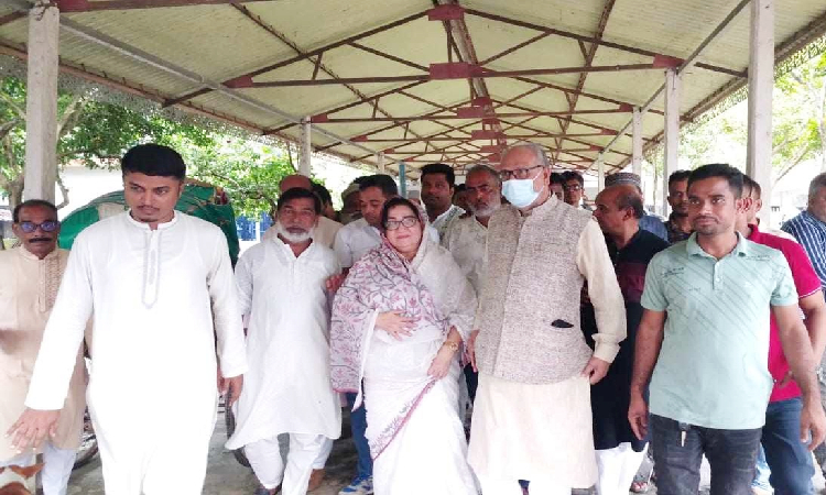 সাবেক মন্ত্রী লতিফ সিদ্দিকীর গাড়ি বহরে বাঁধা, ভাঙচুর