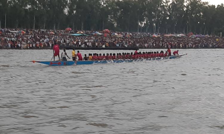 যমুনায় দুই দিনব্যাপী ঐতিহ্যবাহী নৌকা বাইচ শুরু