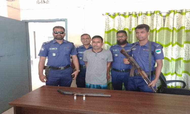 দৌলতপুরে অস্ত্র ও গুলিসহ আটক ২