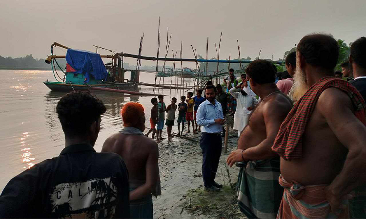 কালিহাতীতে অবৈধভাবে বালু উত্তোলন, বাল্কহেডের মালামাল জব্দ