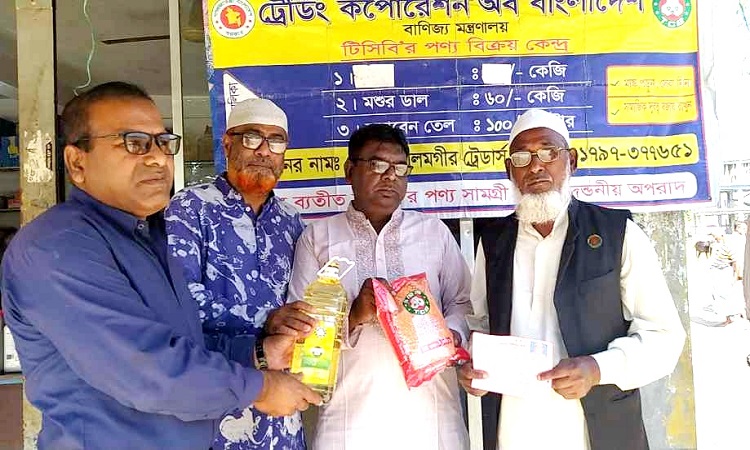 হিলিতে স্বল্প মূল্য টিসিবি পণ্য বিক্রয় শুরু