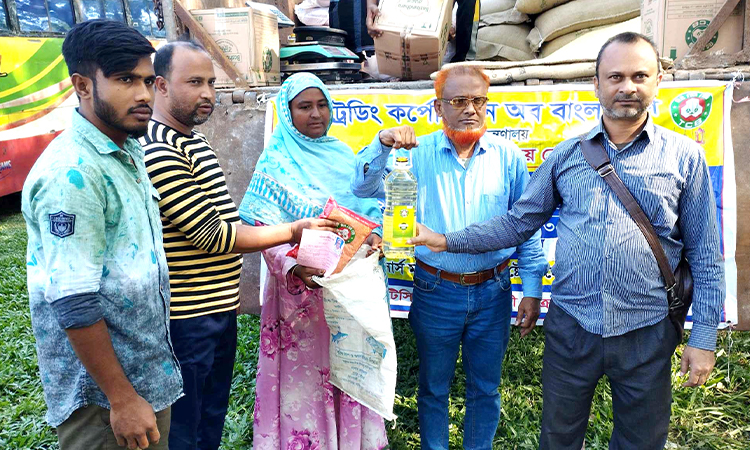 হাকিমপুরে ফ্যামিলি কার্ডের মাধ্যমে টিসিবি পণ্য বিক্রি শুরু