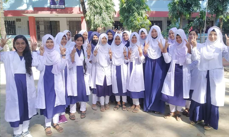 চিলমারীতে এইচএসসি পরীক্ষায় মেয়েরা এগিয়ে