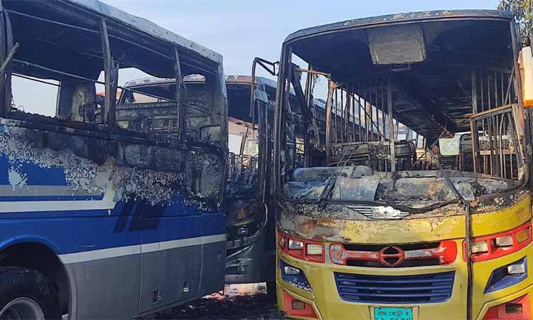 ভোরে দুর্বৃত্তের আগুনে পুড়ল দাঁড়িয়ে থাকা ৩ বাস